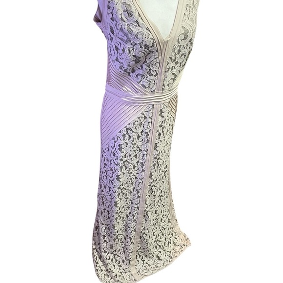 Tadashi Shoji-Lace V-Neck Gown with Pintuck Jersey Piping-Size Large - Picture 5 of 12